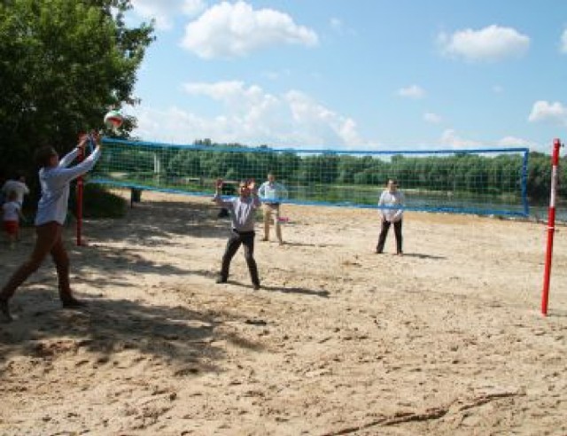 Plaża Białołęka znajduje się po prawej stronie mostu Marii Skłodowskiej - Curie