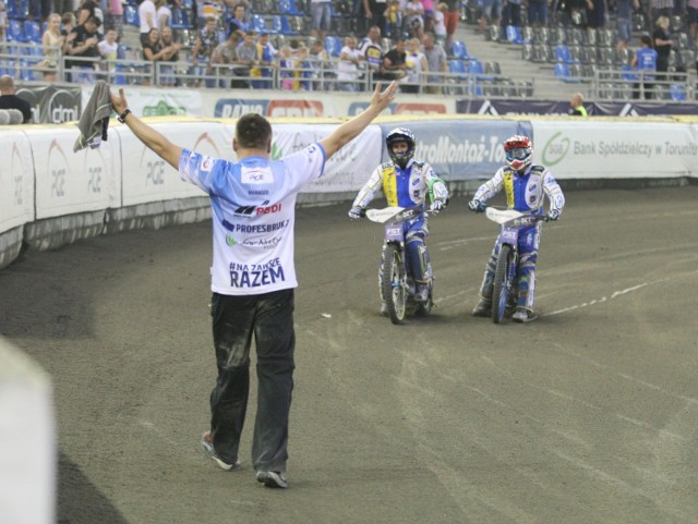 Get Well Toruń po najpiękniejszym meczu w sezonie pokonał na MotoArenie Włókniarza Częstochowa 50:40. Dodatkowo  torunianie zdobyli bonus w ostatnim wyścigu. 3 punkty do Torunia wywalczył Chris Holder, który stoczył fantastyczny bój z  Lindgrenem.

Polecamy: Kibice na meczu Get Well Toruń - Włókniarz Częstochowa. Tak kibicowaliście "Aniołom"! [ZDJĘCIA]

Zobacz także: Podprowadzające Get Wellu w meczach pierwszej rundy PGE Ekstraligi [ZDJĘCIA]

Get Well Toruń - Włókniarz Częstochowa 50:40. Anioły lepsze od Lwów. Mamy bonus!!! [ZDJĘCIA]