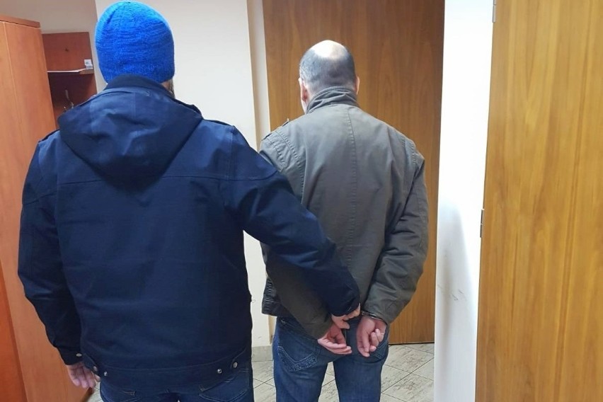 Przekonał starszą kobietę, by wyrzuciła przez okno kilka tysięcy złotych. Zatrzymali go policjanci z Bydgoszczy