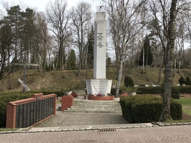 Pomnik ku czci żołnierzy Armii Czerwonej na starym cmentarzu w Słupsku.