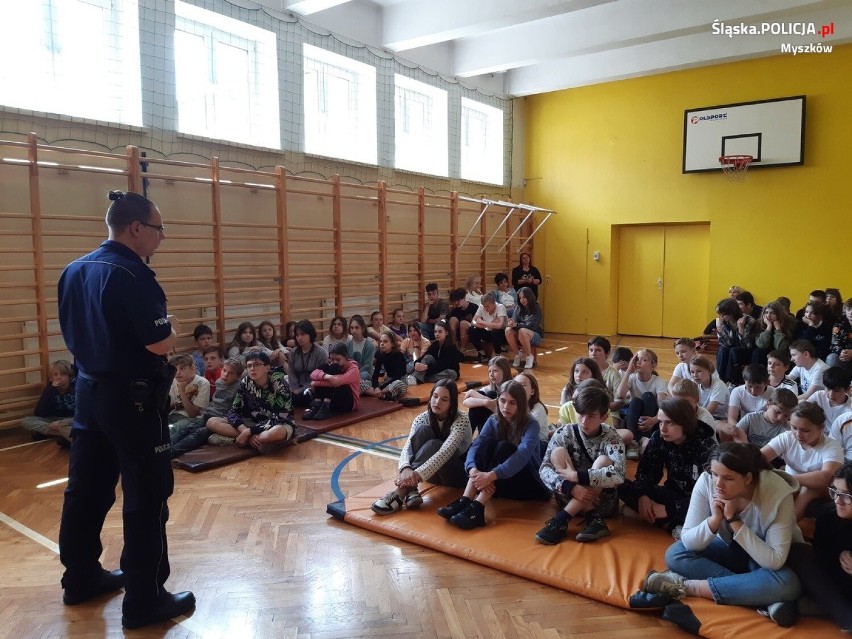 Myszków. Policjanci rozmawiają z uczniami o bezpieczeństwie w wakacje