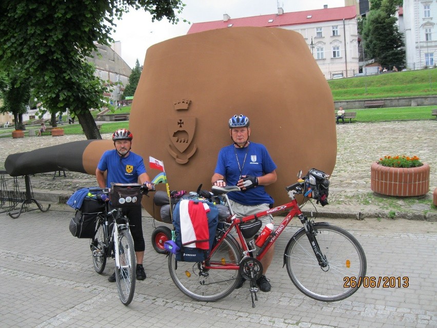 Rowerzyści z Bełchatowa zrobili sobie pamiątkowe zdjęcie...