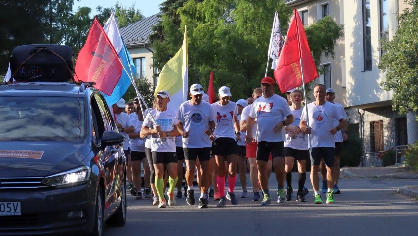 Biegacze z Radomia wyruszyli na do Częstochowy. Łączą sport z modlitwą. Zobacz zdjęcia