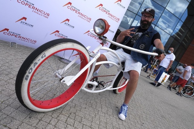 W sobotę w Atrium Copernicus pojawili się pasjonaci jednośladów którzy wzięli udział w Ogólnopolskim Zlocie Custom Bike. Mieszkańcy Torunia oraz miłośnicy custom bike’ów mieli okazję zobaczyć niesamowite rowery własnej produkcji oraz spotkać się z ich konstruktorami. Zobaczcie niezwykłą galerię zdjęć!

WIĘCEJ NA KOLEJNYCH STRONACH>>>