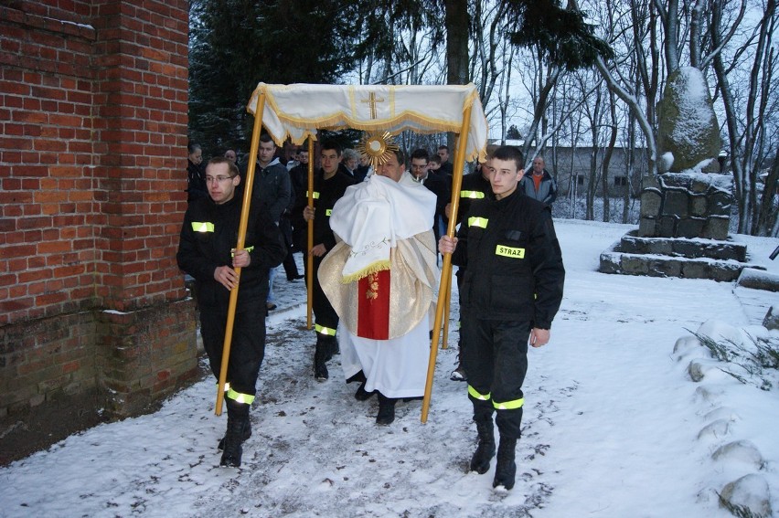 Białogarda: Poranna msza rezurekcyjna. Dzwony obwieściły zmartwychwstanie Chrystusa