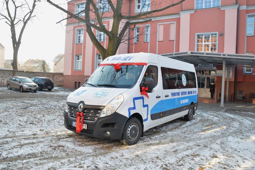 Malbork. Szpital z nowym samochodem do przewozu pacjentów do stacji dializ [ZDJĘCIA]