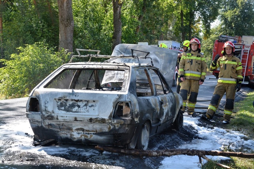 Pożar samochodu w Dalkowie. Auto doszczętnie spłonęło