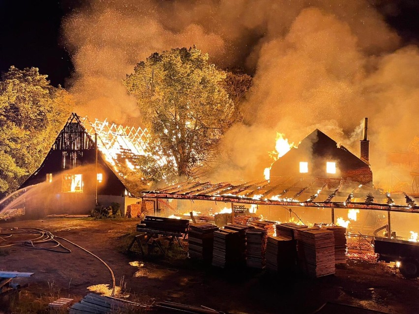 Potężny pożar tuż przy polsko-czeskiej granicy. Spłonął tartak i pobliskie budynki. Straty oszacowano na blisko 15 milionów koron 