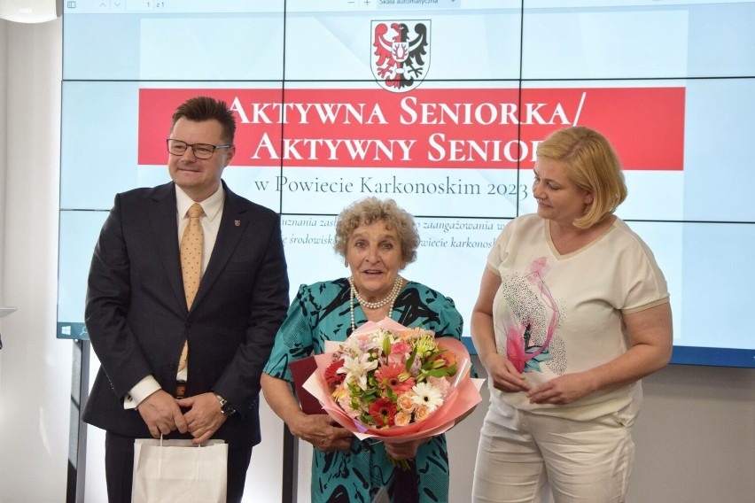 Janina Gerczak (pośrodku) i Krzysztof Wiśniewski, starosta...