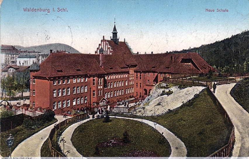 Oficjalne otwarcie szkoły miało miejsce we wrześniu 1907...