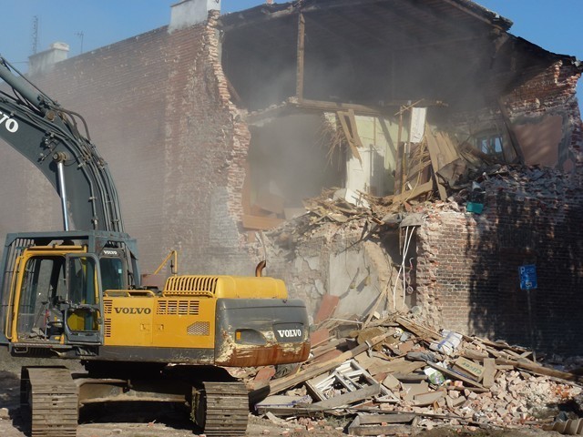 Zawaliła się ściana budynku mieszkalnego w Kole