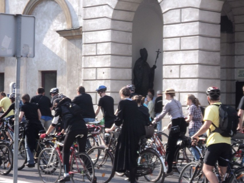 A tutaj jedzie sama Maria Skłodowska- Curie, wielka...