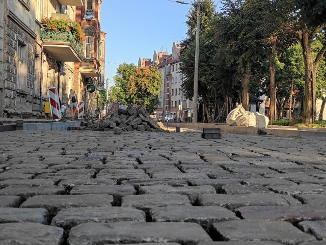 Na ul. Grunwaldzkiej pojawił się już fragment bruku. To granitowa kostka z odzysku, bo przez lata była ukryta pod asfaltem.