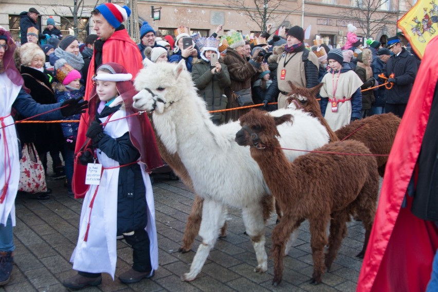 Orszak Trzech Króli 2019 w Warszawie. Tłumy na Starym Mieście i pozdrowienia od Papieża [ZDJĘCIA]