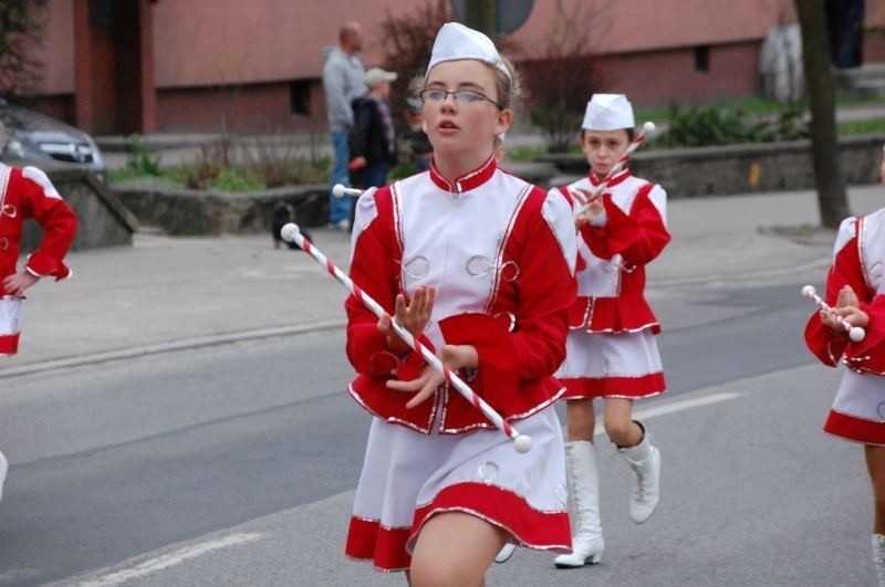 Kwidzyn: Przemarsz ulicami miasta i wspólne śpiewanie pieśni patriotycznych z okazji Święta 3 Maja