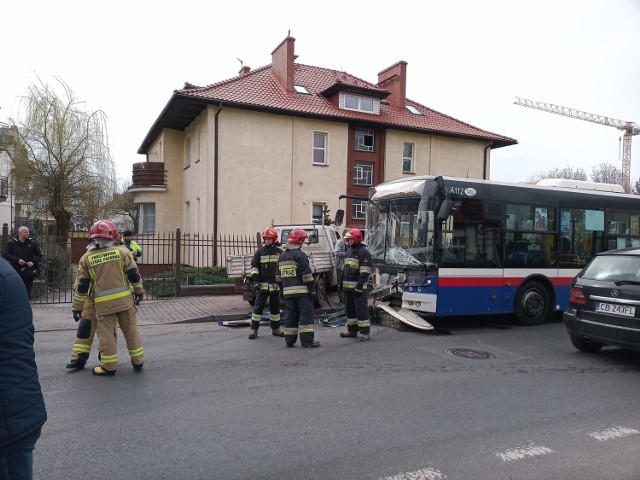 Służby otrzymały zgłoszenie o godz. 10.34 w czwartek, 19 marca. Dotyczyło ono wypadku na ul. Moniuszki w centrum Bydgoszczy. - Autobus zderzył się z samochodem dostawczym - mówi dyżurny Wojewódzkiego Stanowiska Koordynacji Ratownictwa Państwowej Straży Pożarnej w Toruniu. - Autobusem jechały 3 osoby. Żadna nie odniosła poważnych obrażeń.

Osoba, która jest na miejscu, opisuje to w ten sposób: "Autobus wbił się w samochód".

W wyniku wypadku samochód dostawczy wjechał w płot domu stojącego przy ulicy. Uszkodził ogrodzenie.