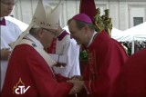 Papież Franciszek wręczył paliusz abp. Tadeuszowi Wojdzie