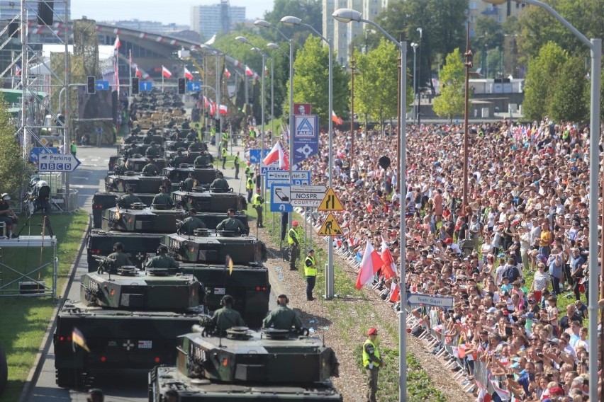 Rok od defilady Wojska Polskiego w Katowicach - ogromna frekwencja... i krytyka. Te momenty utkwiły nam w pamięci