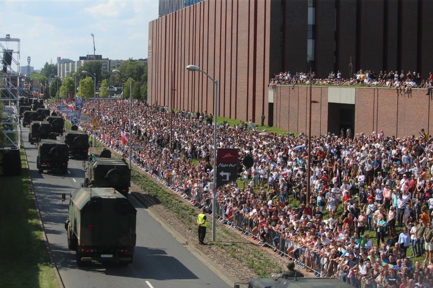 Rok od defilady Wojska Polskiego w Katowicach - ogromna frekwencja... i krytyka. Te momenty utkwiły nam w pamięci