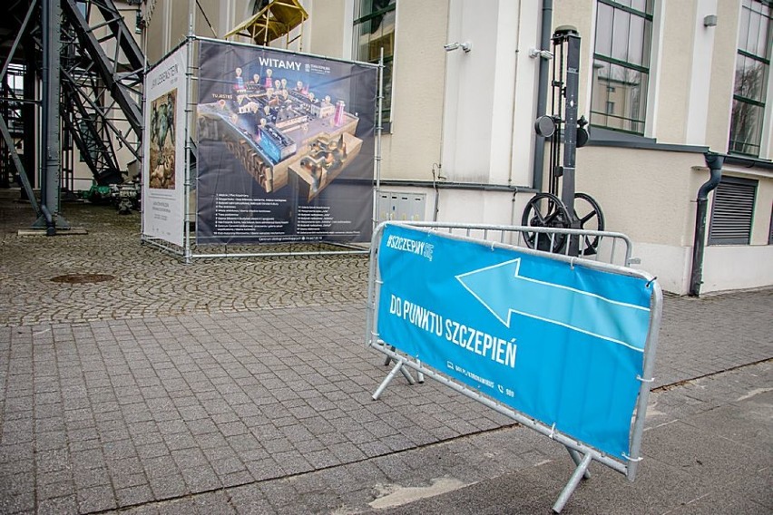 Wielkie banery reklamujące Wałbrzych przy centrum szczepień COVID-19 w Starej Kopalni.