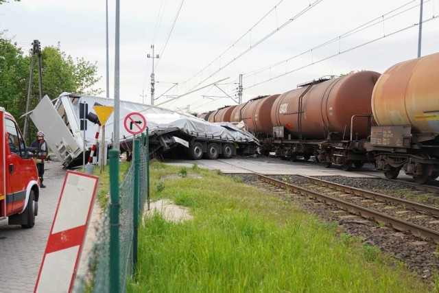 Kierowca może mówić o szczęściu. Nikt w tej katastrofie nie ucierpiał, ale straty są ogromne