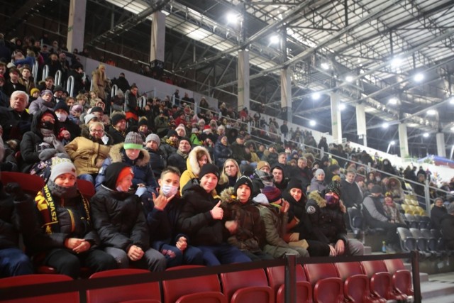 Mikołajkowe kolędowanie z Portowcami na stadionie Pogoni Szczecin było głośne, a atmosfera była gorąca!