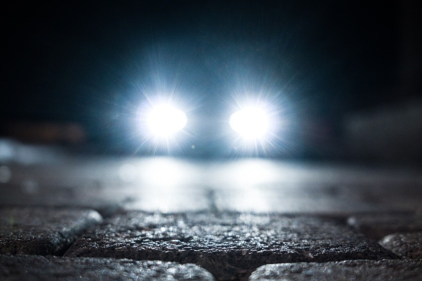 Prawidłowo ustawione światła w samochodzie są kluczowe dla...