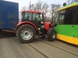 Kolizja w Poznaniu - Traktor zderzył się z tramwajem 