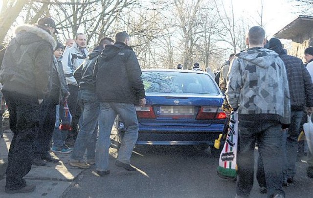 Przebijanie się przez kibiców nie jest dobrym rozwiązaniem.