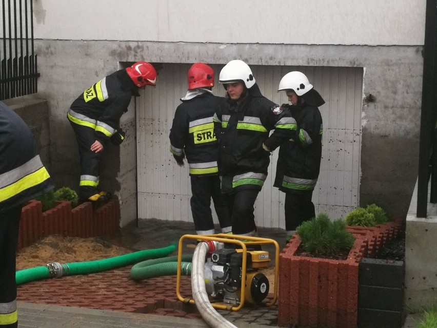 Ulewa we Włocławku. Ponad 50 interwencji strażaków na terenie miasta i powiatu [zdjęcia]   