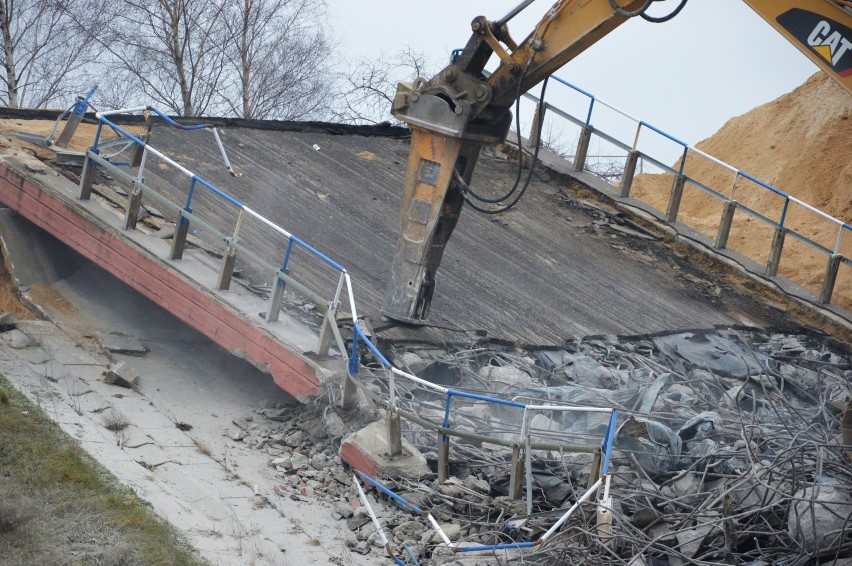 Wyburzanie wiaduktów na A1 na odcinku Tuszyn - Piotrków. Na...