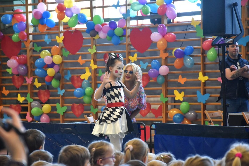 Malbork. Majka Jeżowska zaśpiewała w Szkole Podstawowej nr 5. Nagroda za to, że "Krakowianka" wygrała ogólnopolski konkurs