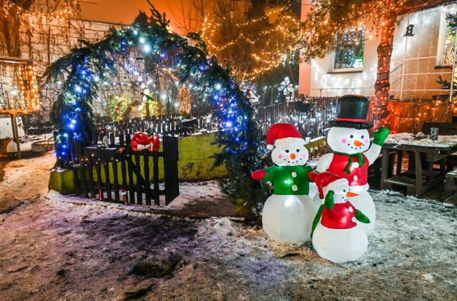 Blisko dwieście tysięcy światełek oświetla posesję przy ul. Sielskiej 55 w Fordonie. Na kolejnych slajdach galerii więcej zdjęć. Naszemu fotoreporterowi udało się je zrobić, zanim nastała odwilż. 

Zobaczcie zdjęcia pełne magii świąt Bożego Narodzenia ►