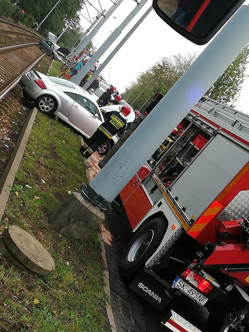 Bytom: Zderzenie trzech samochodów na Chorzowskiej [ZDJĘCIA]. Zablokowane były tory tramwajowe