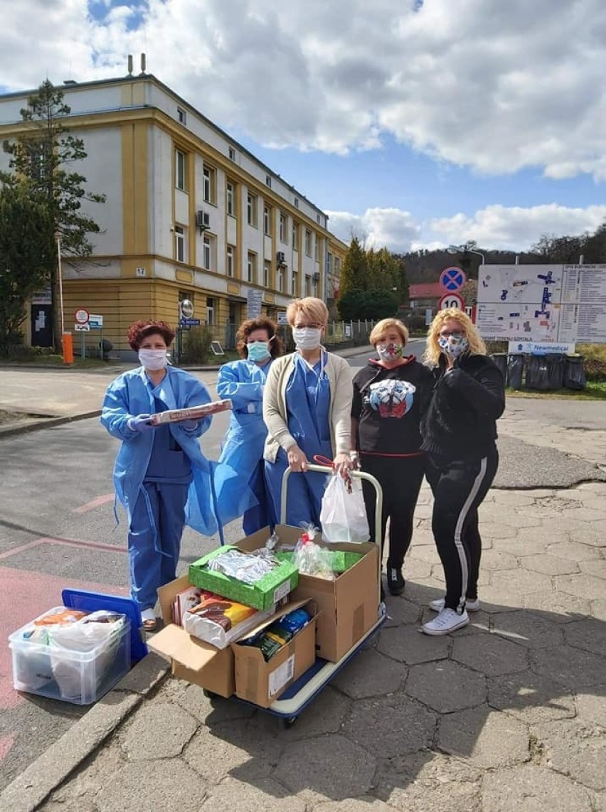 Personel Szpitala Zakaźnego w Gdańsku odbiera od mieszkańców...