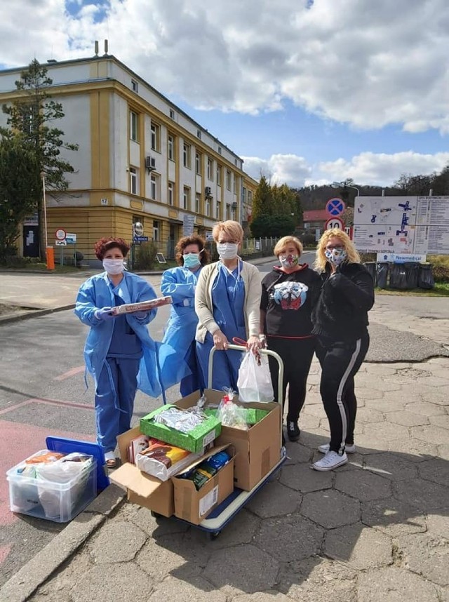 Personel Szpitala Zakaźnego w Gdańsku odbiera od mieszkańców Kątów Rybackich darowizny pochodzące ze zbiórki zorganizowanej na rzecz pomocy ich placówki.