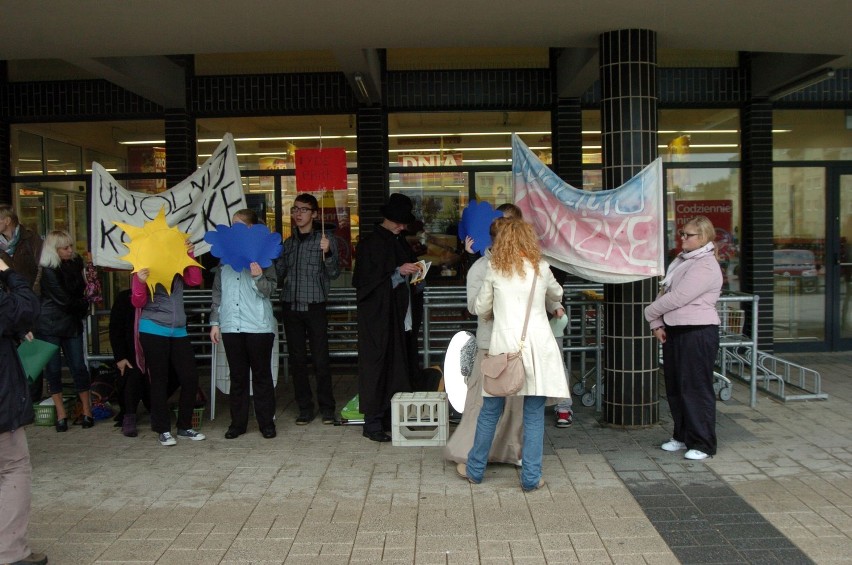 Miejska Biblioteka Publiczna w Słupsku: Uwolnili książki [ZDJĘCIA]