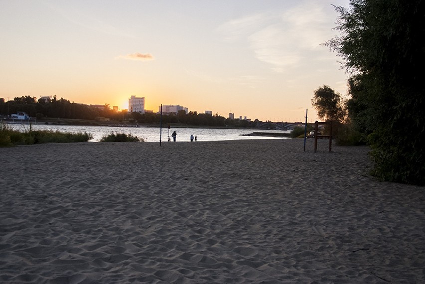 Plaża znajduje się na prawym brzegu Wisły przy Saskiej...