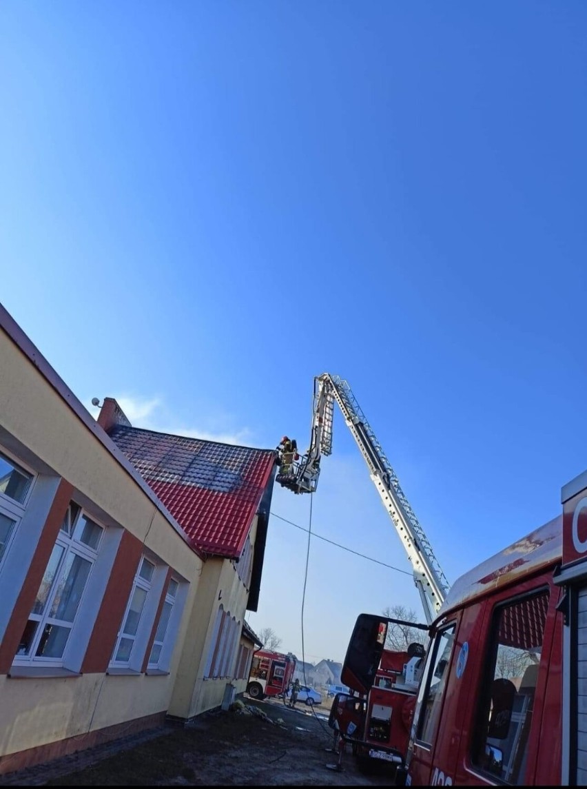 Pożar szkoły w Biskupnicy w gminie Człuchów. Ogniem zajęło się poddasze