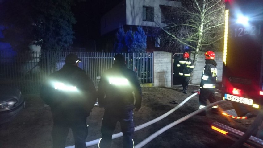 Pożar domu w Wawrze. Policjanci uratowali dwie kobiet i zatrzymali podpalacza