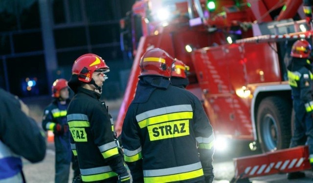 Na miejscu zdarzenia pojawiło się sześć zastępów straży pożarnej, osiem zespołów ratownictwa medycznego oraz trzy patrole policji.