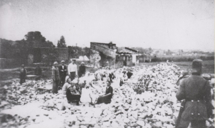 Czyszczenie cegieł ze zburzonych domów, okres okupacji
