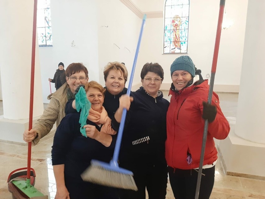 Parafianie pomogli w posprzątaniu kościoła i wspólnie...