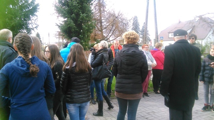 Protest przed Zespołem Szkół w Kołczygłowach. Nie zgadzają się tu z propozycjami wójta Kozłowskiego