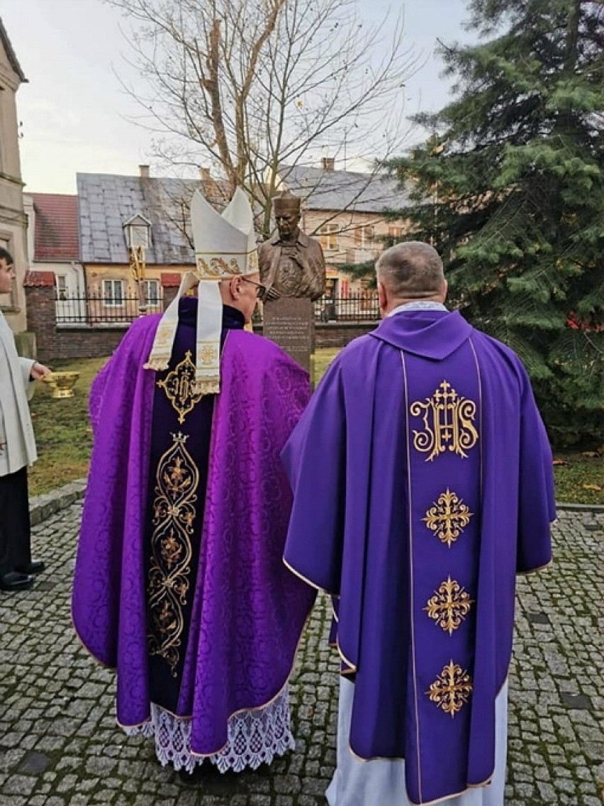 Biskup Wiesław Mering w Bazylice Mniejszej w Sieradzu