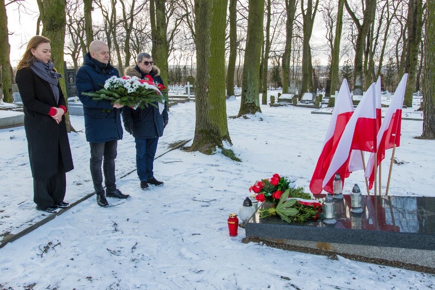 159. rocznica wybuchu powstania styczniowego. Złożono kwiaty i zapalono znicze przy krzyżu i grobach [ZDJĘCIA]