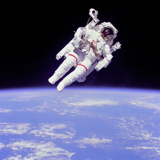 Czy kiedyś doczekamy taki widok z Polakiem w roli głównej? (http://commons.wikimedia.org/wiki/File:Astronaut-EVA.jpg)