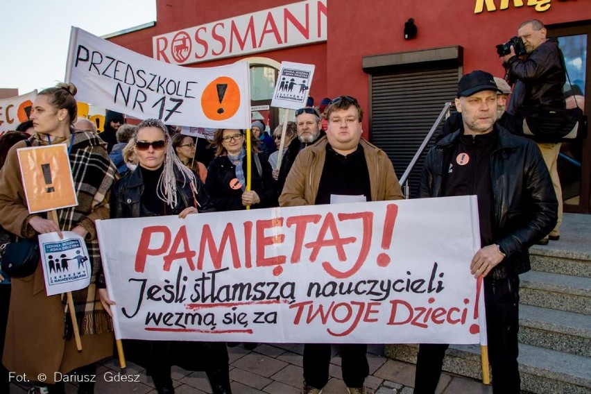 Wałbrzych: Protest nauczycieli na Piaskowej Górze [ZDJĘCIA i FILM]