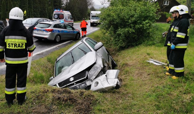 Do zdarzenia doszło w sobotę około godz. 15 na drodze krajowej nr 28 w Krasiczynie pod Przemyślem. Kierujący suzuki, 57-letni mężczyzna jadąc w kierunku miasta, najprawdopodobniej zasłabł bądź zasnął, zjechał do rowu po przeciwnej stronie jezdni i uderzył w betonowy przepust. Pogotowie ratunkowe przetransportowało rannego do szpitala. 

Na miejscu pracowali policjanci oraz strażacy z PSP Przemyśl i OSP Krasiczyn.