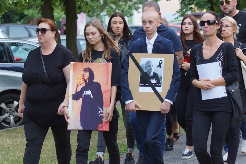 Koledzy, ich rodzice oraz znajomi ze Szkoły Podstawowej nr 18 w Kaliszu uczcili pamięć zmarłego Piotra Żakowicza. ZDJĘCIA